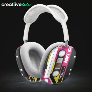 Può includere: Cuffie wireless bianche con un design a nastro di cassetta rosa e giallo. Il design presenta il testo "Cassetta compatta" e "Mini cassetta".
