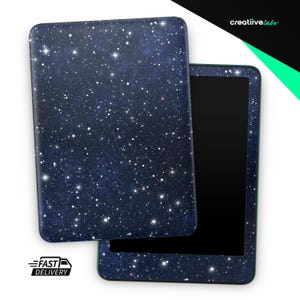 Op de afbeelding: Een tablet met een donkerblauwe galaxy design cover, met witte sterren. De tablet wordt getoond met de cover losgemaakt en naast het apparaat geplaatst. De woorden "Fast Delivery" staan linksonder.