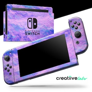 Op de afbeelding: Een Nintendo Switch-console en controllers met een paars, blauw en wit gemarmerd ontwerp. De console heeft het Nintendo Switch-logo en de tekst "Nintendo Switch". De controllers hebben zwarte knoppen en joysticks.