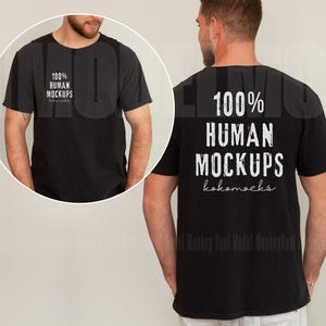 以下が含まれることがあります： 背面に「100％ HUMAN MOCKUPS kokomocks」と印刷された黒いTシャツです。