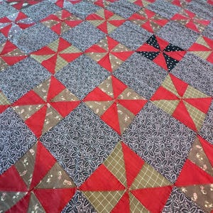 Couverture utilitaire ancienne (vers 1890-1910), motif « moulinet », style rustique primitif, patchwork rouge dinde, faite main