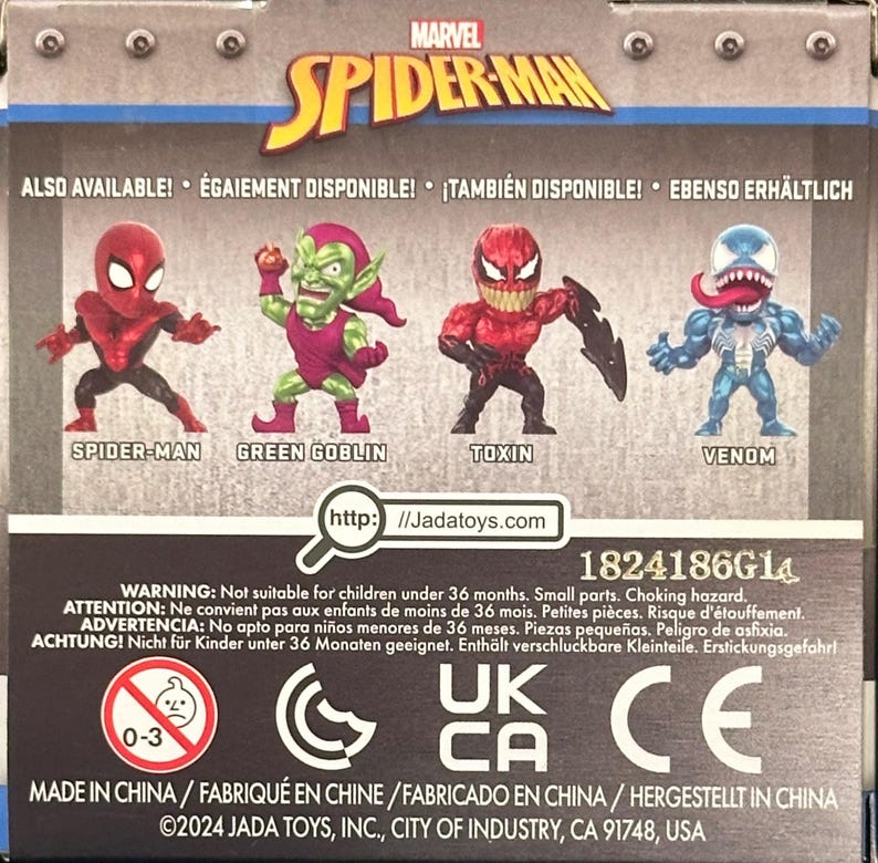 Pode incluir: Caixa de produto com personagens Marvel Spider-Man: Spider-Man, Green Goblin, Toxin e Venom. O texto "MARVEL SPIDER-MAN" est&aacute; no topo. A caixa inclui avisos sobre pe&ccedil;as pequenas e perigo de asfixia.