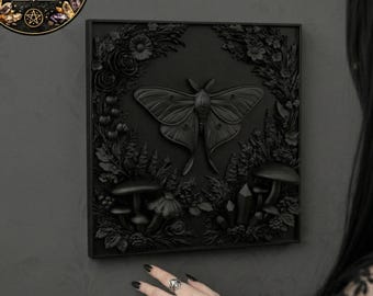 Pode incluir: Obra de arte de parede em relevo preto com uma traça, cogumelos e folhagem. A obra de arte quadrada é montada numa parede cinzenta. Um gráfico circular com o texto "DIGITAL FILE FOR 3D PRINTING" está no canto superior esquerdo.