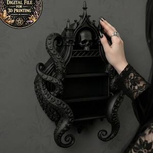 Puede incluir: Estanter&iacute;a de pared negra de estilo g&oacute;tico con dise&ntilde;o de calavera y tent&aacute;culos. La estanter&iacute;a tiene tres niveles y est&aacute; adornada con detalles ornamentados. La imagen incluye un gr&aacute;fico circular con el texto "DIGITAL FILE FOR 3D PRINTING".