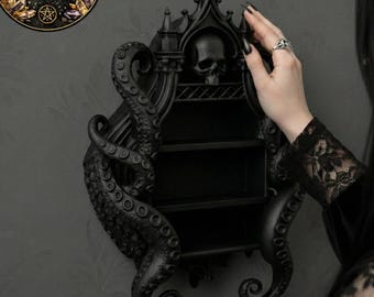 Pode incluir: Prateleira de parede preta em estilo gótico com design de caveira e tentáculos. A prateleira tem três níveis e é adornada com detalhes ornamentados. A imagem inclui um gráfico circular com o texto "DIGITAL FILE FOR 3D PRINTING".