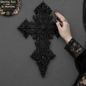 Könnte beinhalten: Ein schwarzes, verziertes Kreuz mit komplizierten Details, das an einer grauen Wand befestigt ist. Das Kreuz weist ein zentrales Design und dekorative Verzierungen auf. Eine runde Grafik mit dem Text "DIGITAL FILE FOR 3D PRINTING" befindet sich in der oberen linken Ecke.