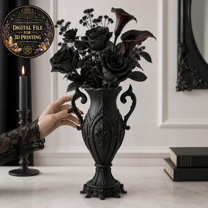 Può includere: Un vaso nero decorativo pieno di rose nere e calle. Il vaso ha manici ornati e un design a giglio. Una candela nera accesa e libri sono sullo sfondo. L'immagine include un file digitale per la stampa 3D.