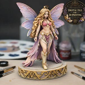 Può includere: Statuina dettagliata di una fata con lunghi capelli biondi, che indossa un abito rosa e viola e grandi ali traslucide. La fata è su una base decorativa con accenti dorati. L'immagine include il testo "DIGITAL FILE FOR 3D PRINTING".