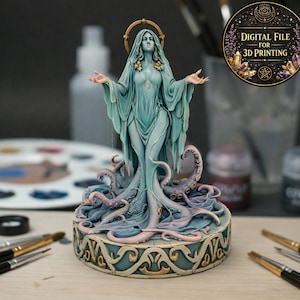 Può includere: Statua turchese di una donna con aureola, abito fluente e tentacoli di polpo. La statua è su una base decorativa con dettagli dorati. L'immagine include il testo "DIGITAL FILE FOR 3D PRINTING".