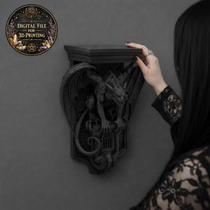 Può includere: Mensola da parete nera con una scultura di gargoyle dettagliata. La mensola ha una parte superiore quadrata ed è montata su una parete grigio scuro. L'immagine include una grafica circolare con il testo "DIGITAL FILE FOR 3D PRINTING".