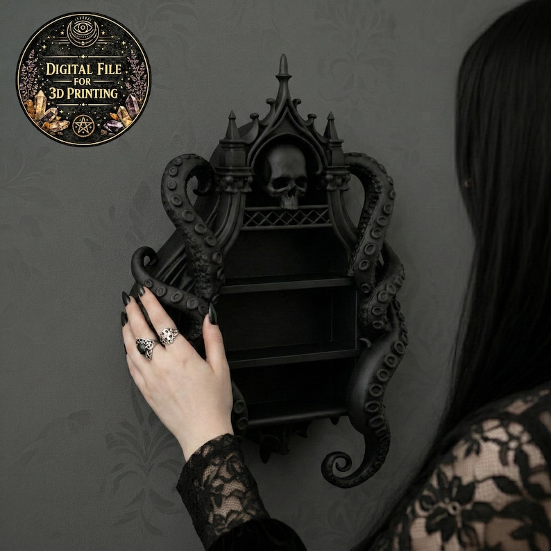 Puede incluir: Estanter&iacute;a de pared negra de estilo g&oacute;tico con dise&ntilde;o de calavera y tent&aacute;culos. La estanter&iacute;a tiene tres niveles y est&aacute; adornada con detalles intrincados. La imagen incluye un gr&aacute;fico circular con el texto "DIGITAL FILE FOR 3D PRINTING".