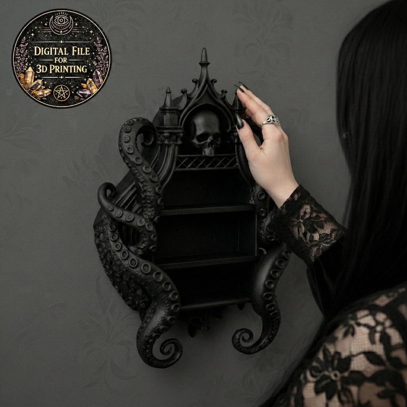 Puede incluir: Estanter&iacute;a de pared negra de estilo g&oacute;tico con dise&ntilde;o de calavera y tent&aacute;culos. La estanter&iacute;a tiene tres niveles y est&aacute; adornada con detalles ornamentados. La imagen incluye un gr&aacute;fico circular con el texto "DIGITAL FILE FOR 3D PRINTING".