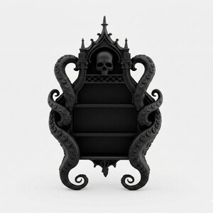 Puede incluir: Estanter&iacute;a de pared negra de estilo g&oacute;tico con tres estantes. La parte superior presenta una calavera y detalles ornamentados. Dos tent&aacute;culos enmarcan los lados, agregando una est&eacute;tica oscura &uacute;nica.