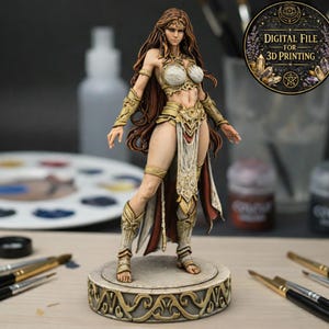Può includere: Statuetta dettagliata di una donna in abito fantasy, con dettagli dorati e bianchi. La figura è su una base decorativa. L'immagine include il testo "DIGITAL FILE FOR 3D PRINTING".
