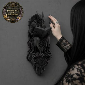 Può includere: Una scultura da parete gotica nera di una figura scheletrica che legge un libro, con corna e una veste drappeggiata. La scultura è montata su un muro grigio. Una grafica circolare con il testo "DIGITAL FILE FOR 3D PRINTING" si trova nell'angolo in alto a sinistra.