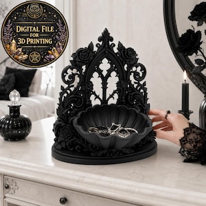 Puede incluir: Una bandeja decorativa negra con un cuenco en forma de concha y un panel trasero ornamentado de estilo gótico con tallas de rosas y arcos apuntados. Una insignia circular muestra el texto DIGITAL FILE FOR 3D PRINTING.