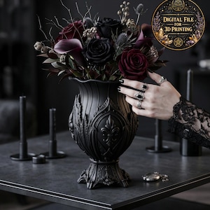 Può includere: Un vaso nero e ornato pieno di fiori rosso scuro e neri. Il vaso ha un design dettagliato e si trova su un tavolo scuro. Una mano con smalto nero e anelli tocca il vaso. L'immagine include il testo "DIGITAL FILE FOR 3D PRINTING".