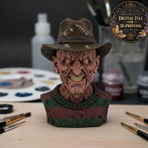 Könnte beinhalten: Detaillierte Büste einer Figur mit einem verwitterten braunen Hut und einem gestreiften Pullover. Die Figur hat ein finsteres Grinsen und ein vernarbtes Gesicht. Das Bild enthält den Text "DIGITAL DATEI FÜR 3D-DRUCK" in einem kreisförmigen Design.