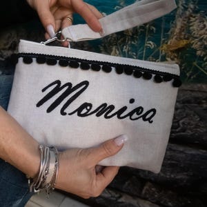 Pochette con Pompon e Nome Personalizzato - Accessorio Artigianale Unico, Perfetto come Regalo Speciale"