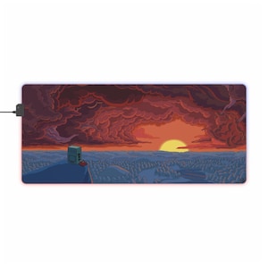 Könnte beinhalten: Rechteckiges Mauspad mit einer pixeligen Landschaft mit Sonnenuntergang und einer kleinen Struktur auf einem Hügel. Der Himmel ist mit roten und orangen Wolken gefüllt, und der Vordergrund zeigt einen verschneiten Wald. Das Mauspad hat einen leuchtenden Rand.