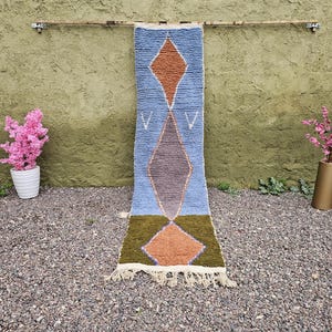 Op de afbeelding: Een handgemaakt houten serveerblad met een natuurlijke afwerking. Het blad heeft een rechthoekige vorm met afgeronde hoeken en twee uitgesneden handgrepen. De houtnerf is zichtbaar. Afmetingen: ongeveer 40 cm lang en 25 cm breed.