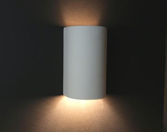 Aplique de pared de cerámica de 19 cm (7,5"), semicilíndrico, parte superior abierta, hecho a mano, compatible con regulador de intensidad, color blanco.