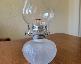 Lampe à huile en verre pressé, taille moyenne
