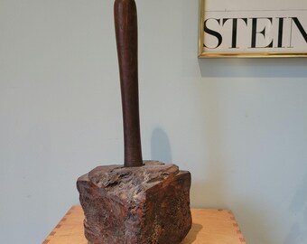 Maillet ancien en ronce de bois pour charpente