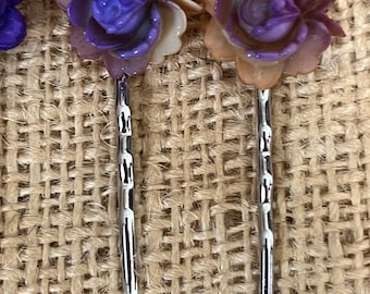 Elige el estilo de horquillas Bobbi, de 5 cm de largo, con flores de celuloide japonesas vintage de los años 50 de 20-22 mm, teñidas a mano. Juego de dos.