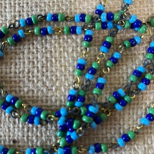 5 ft blauw en groen kralen met rauwe koperen metalen lussen vintage ketting uit Japan 1950-60&#39;s