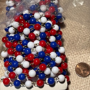 Roodwitte en blauwe kralenketting met zilverkleurige tussenzetsels vintage uit Japan, jaren 70