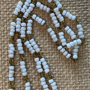 1,5 m witte kralen met ruwe messing metalen lussen vintage ketting uit Japan 1950-60&#39;s