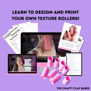 Op de afbeelding: Afbeelding ter promotie van textuurrollers voor klei. De afbeelding bevat roze textuurrollers, laptops, tablets en gedrukte gidsen. Tekst luidt: "LEER JE EIGEN TEXTUURROLLERS ONTWERPEN EN PRINTEN!" en "THE CRAFTY CLAY BABES."