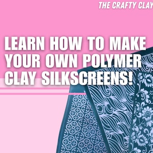 Puede incluir: Fondo rosa con texto blanco: "¡APRENDE A HACER TUS PROPIAS PANTALLAS DE SEDA DE ARCILLA POLIMÉRICA!" y "THE CRAFTY CLAY BABES". Tres pantallas de seda de arcilla polimérica de color verde oscuro con patrones florales y de remolinos blancos en primer plano.