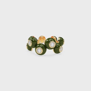 Puede incluir: Un anillo de oro con orbes de esmalte verde oliva, cada uno con un diamante central. Las orbes están dispuestas en un diseño de racimo. El anillo tiene una banda y detalles de oro pulido.