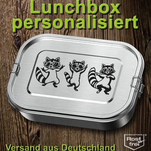 Könnte beinhalten: Eine silberne Edelstahl-Lunchbox mit einer schwarzen Grafik von drei Waschbären, die Sonnenbrillen tragen und tanzen. Die Lunchbox hat den Text "Lunchbox personalisiert" oben und "Edelstahl Rostfrei" unten.