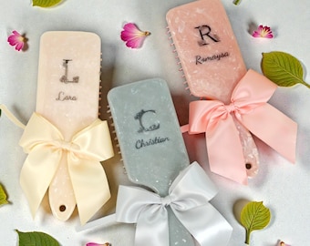 Personalisierte Haarbürste mit Namen | Individuell gravierte Plastik Kissenkamm | Antistatische Kopfhautmassage Haarbürste | Durchdachtes Geschenk für Frauen