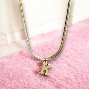 Collar con letras personalizado, cadena de serpiente plana de acero inoxidable, joyería personalizada para mujer, regalo para ella
