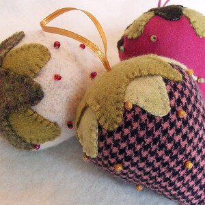 Beaded Berries Pattern Wool Strawberry Three Sheep Studio immagine 4