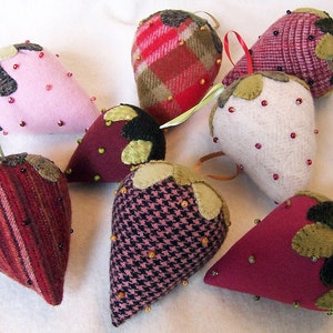 Beaded Berries Pattern Wool Strawberry Three Sheep Studio immagine 2