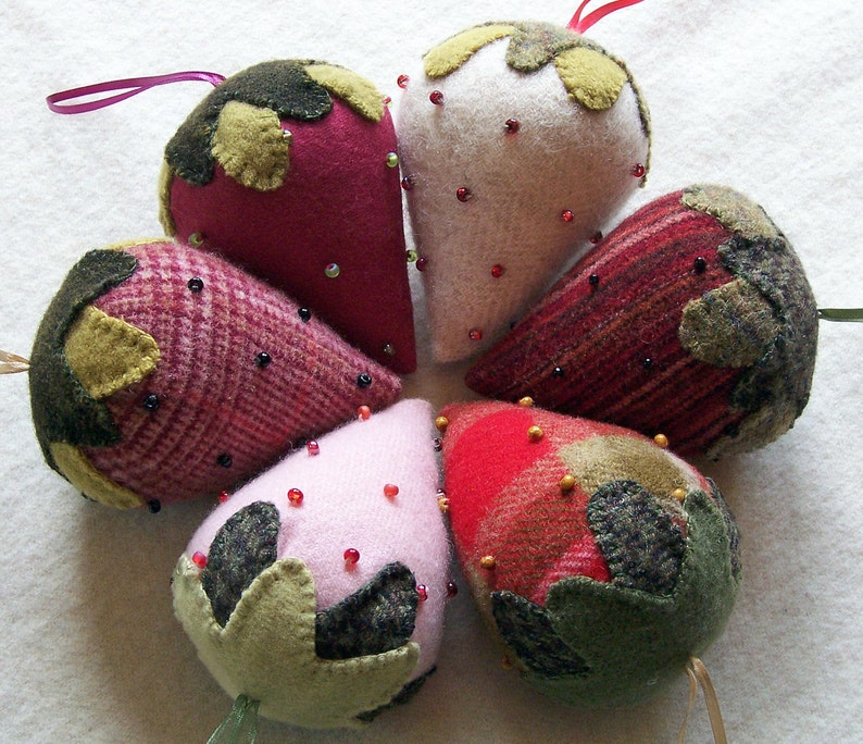 Beaded Berries Pattern Wool Strawberry Three Sheep Studio immagine 1