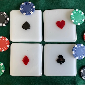 Conjunto de 4 porta-copos de vidro fundido para decoração de casa para fãs de jogos de cartas de cassino, copas, ouros, paus e espadas