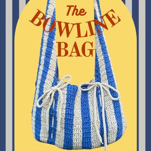 Puede incluir: Un bolso tote de crochet a rayas azules y blancas con el texto "The Bowline Bag" en rojo. El bolso tiene correas largas y está atado con cordones color crema. El fondo es un arco amarillo con un patrón de rayas azules y blancas.