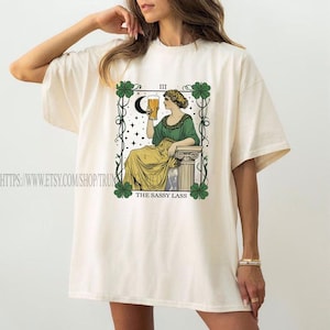 Chemise drôle de la Saint-Patrick, T-shirt irlandais, T-shirt de carte de tarot The Sassy Lass, porte-bonheur, T-shirt Shamrock, carte de tarot, cadeau de la Saint-Patrick