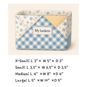 Pode incluir: Um cesto de armazenamento de tecido com um padr&atilde;o xadrez azul, detalhes florais e um canto de bolinhas amarelas. A etiqueta diz "My baskets". O tamanho X-Small &eacute; 7,6 cm C x 12,7 cm L x 7,6 cm P.