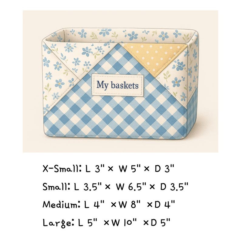 Pode incluir: Um cesto de armazenamento de tecido com um padr&atilde;o xadrez azul, detalhes florais e um canto de bolinhas amarelas. A etiqueta diz "My baskets". O tamanho X-Small &eacute; 7,6 cm C x 12,7 cm L x 7,6 cm P.
