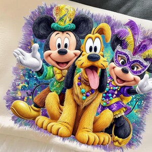 K&ouml;nnte beinhalten: Ein cremefarbenes Kissenbezug mit einem farbenfrohen Motiv von Mickey Mouse, Pluto und Minnie Mouse. Mickey tr&auml;gt einen gr&uuml;nen und goldenen Hut, Pluto eine Perlenkette und Minnie eine lila Maske und ein lila-gelbes Outfit. Auf lila Hintergrund.