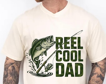 Reel Cool Dad PNG, Design a sublimazione di "Piccolo pescatore", Grafica divertente per la festa del papà, Clipart di un amo da pesca vintage, File PNG di una maglietta mimetica