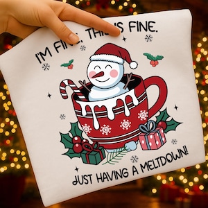 Boneco de neve derretido engraçado PNG de Natal: Design de caneca de chocolate quente (download digital)