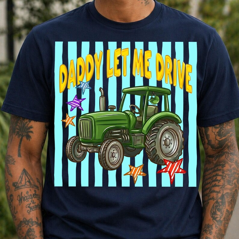 Pu&ograve; includere: T-shirt blu navy con grafica di un trattore verde e la scritta "DADDY LET ME DRIVE" in giallo. Il design include strisce blu e bianche e stelle colorate. Una maglietta divertente e casual.